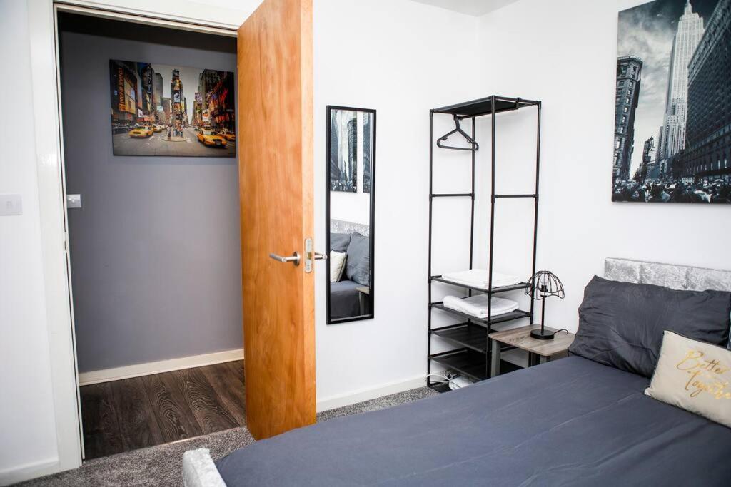 Stylish Two-Bedroom Salford Quays Apartment Manchester Exterior foto