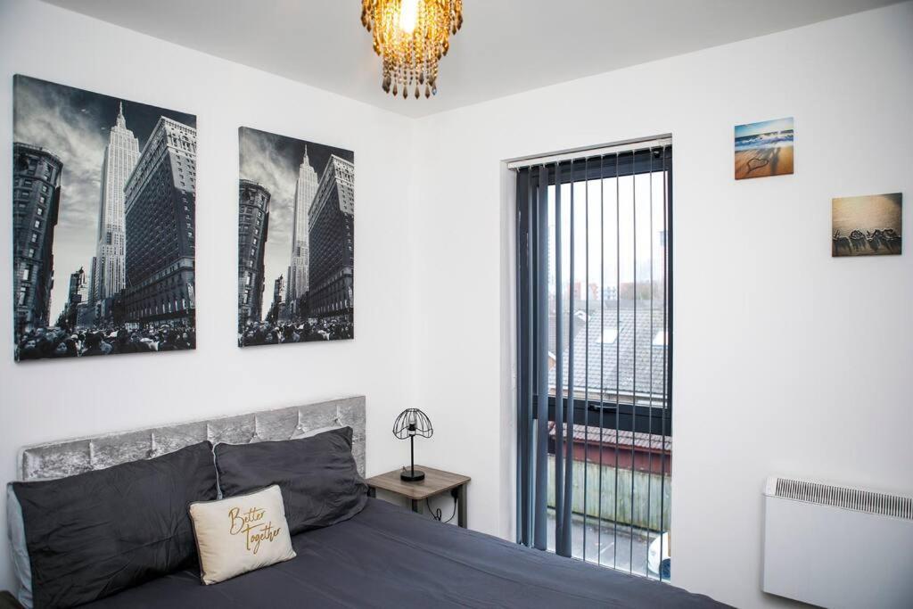 Stylish Two-Bedroom Salford Quays Apartment Manchester Exterior foto