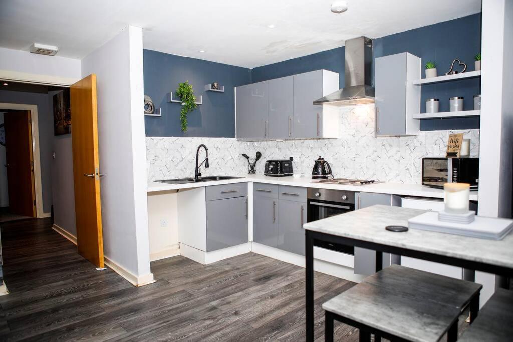 Stylish Two-Bedroom Salford Quays Apartment Manchester Exterior foto