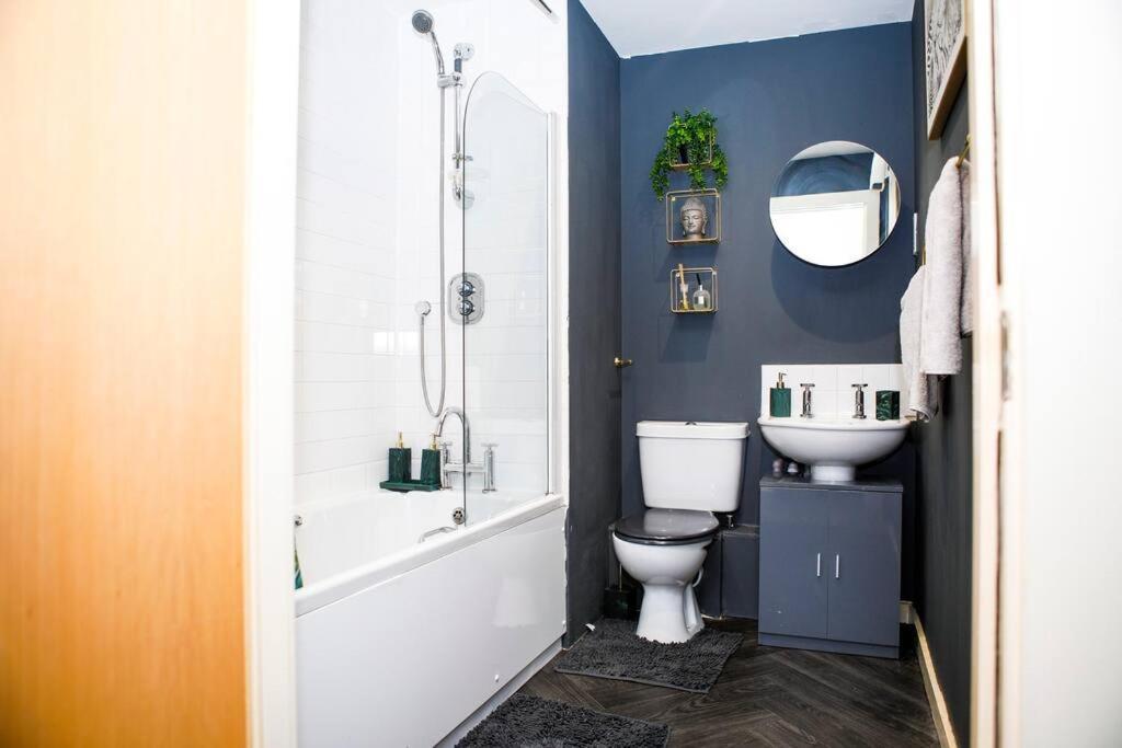 Stylish Two-Bedroom Salford Quays Apartment Manchester Exterior foto