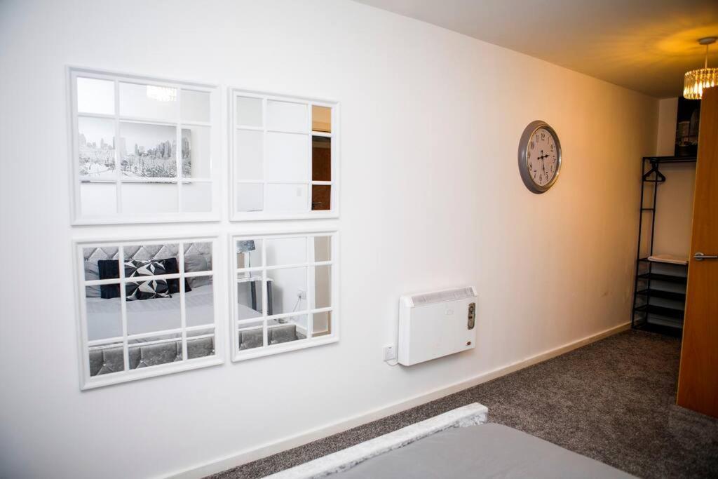 Stylish Two-Bedroom Salford Quays Apartment Manchester Exterior foto