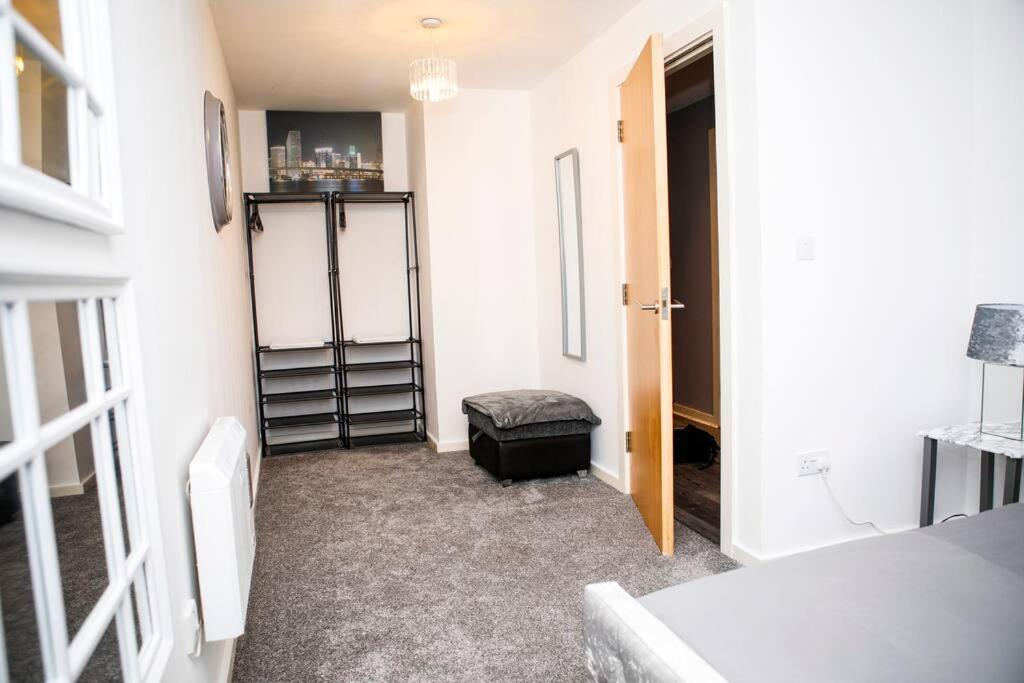 Stylish Two-Bedroom Salford Quays Apartment Manchester Exterior foto