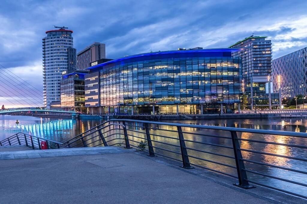 Stylish Two-Bedroom Salford Quays Apartment Manchester Exterior foto