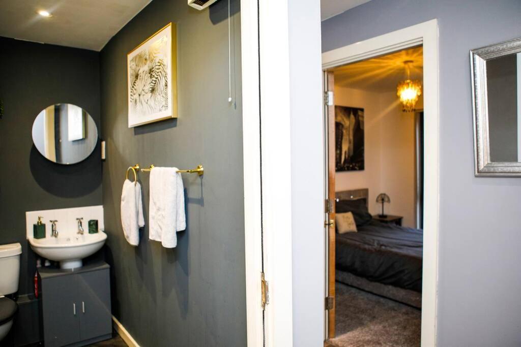 Stylish Two-Bedroom Salford Quays Apartment Manchester Exterior foto